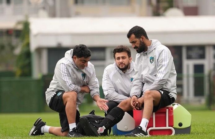 Ayağında atel, yağmur altında: Kocaelispor tercümanı görevini sürdürdü