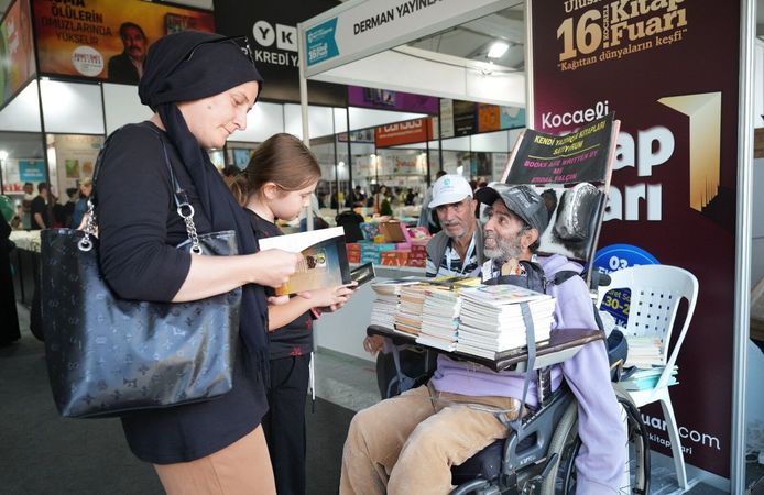 Tek Parmağıyla 27 Kitap Yazan Erdal Yalçın Kocaeli Kitap Fuarı'nda