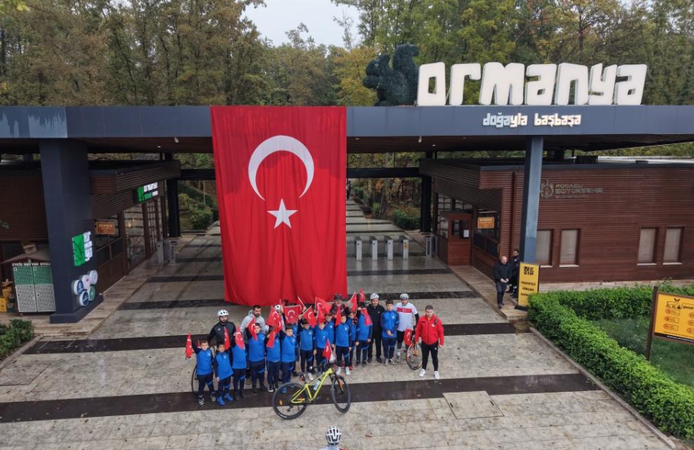 Türk bayrağı Kartepe'nin zirvesine taşındı! Cumhuriyet'in 103. yılında anlamlı yolculuk