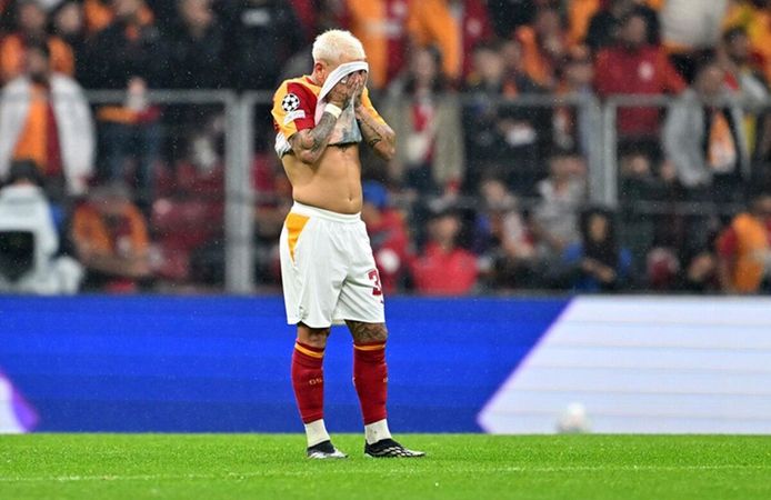 Galatasaray'a Lucas Torreira'dan kötü haber! Barcelona maçında sakatlandı