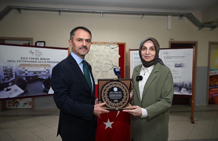 İzmit’te okul kütüphanesi açıldı: Vali Aktaş öğrencilerle satranç oynadı