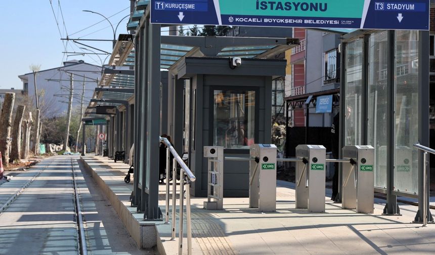 Akçaray Tramvay Hattı’nda Yeni Durak Tabelaları Asıldı