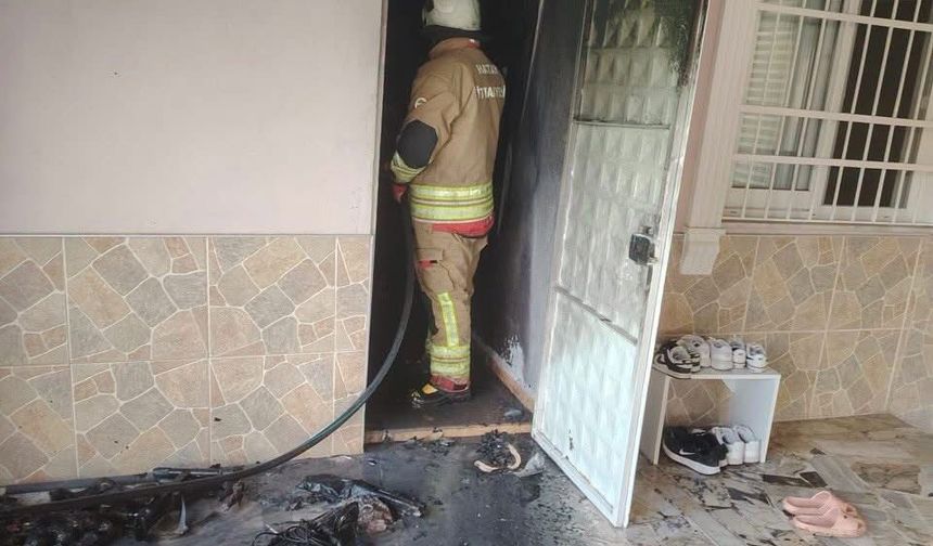 Arsuz’da Müstakil Evin Deposu Alev Alev Yandı: Ekiplerin Hızlı Müdahalesi Evi Kül Olmaktan Kurtardı