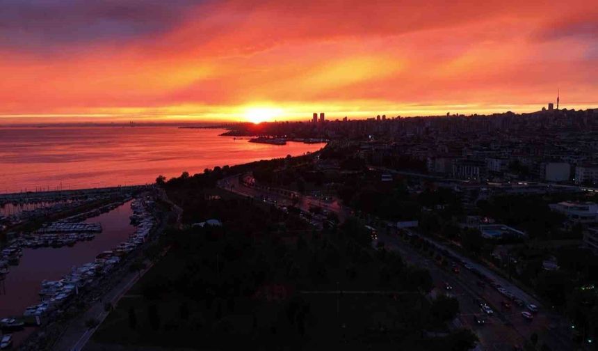 İstanbul'da yağmur sonrası gün batımı mest etti