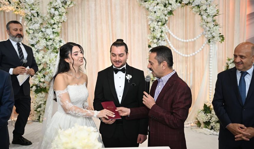 Kocaeli'de bürokrasiyi buluşturan düğün: İl Sağlık Müdürü Pehlevan’ın mutlu günü!
