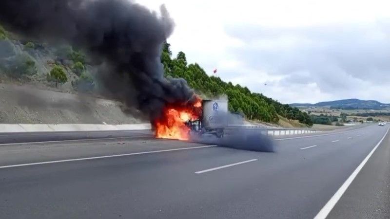 Çaresizce araçlarının yanmasını izlediler