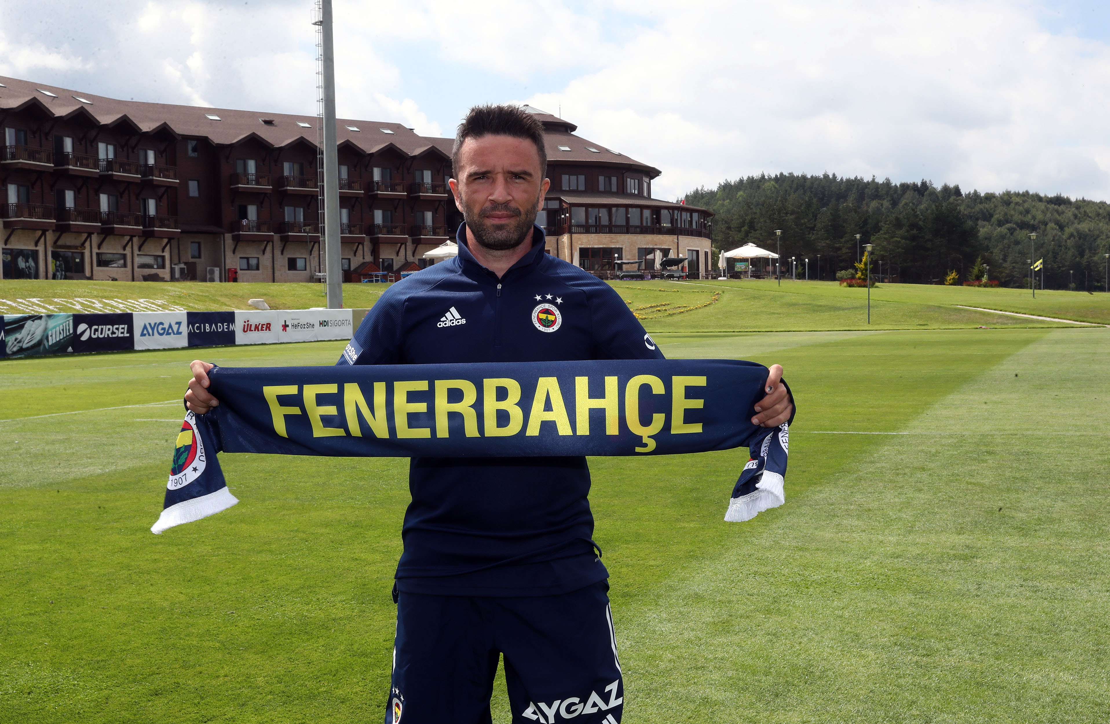 [RESİM: Gökhan Gönül'ün Fenerbahçe antrenmanında, eşofmanlarıyla teknik ekibin bir parçası olarak çekilmiş bir fotoğrafı]