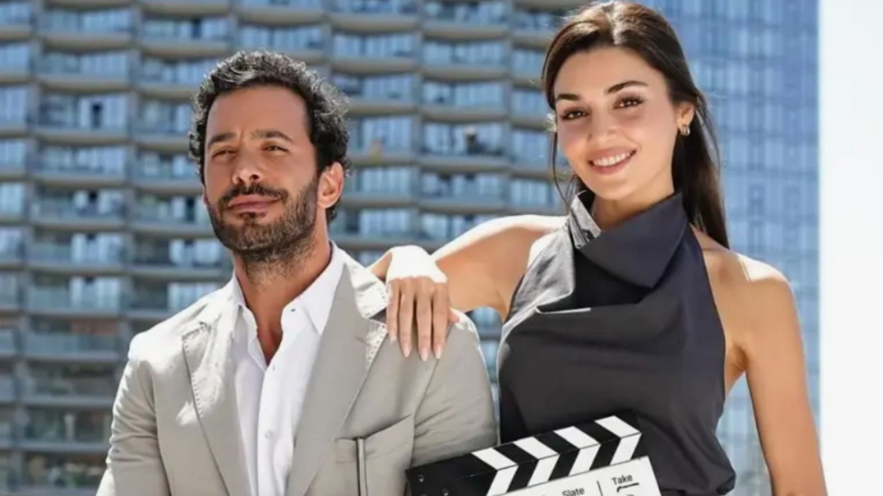 [RESİM: Hande Erçel ve Barış Arduç'un diziden romantik veya dramatik bir sahnesini gösteren bir kare]