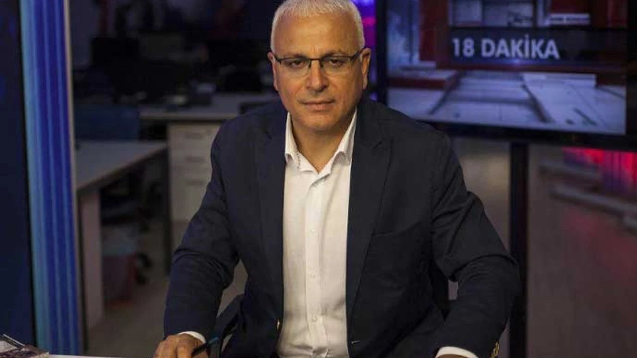 [RESİM: Merdan Yanardağ'ın TELE1 stüdyosunda, haber sunarken veya bir programda konuşurken çekilmiş bir portre fotoğrafı]