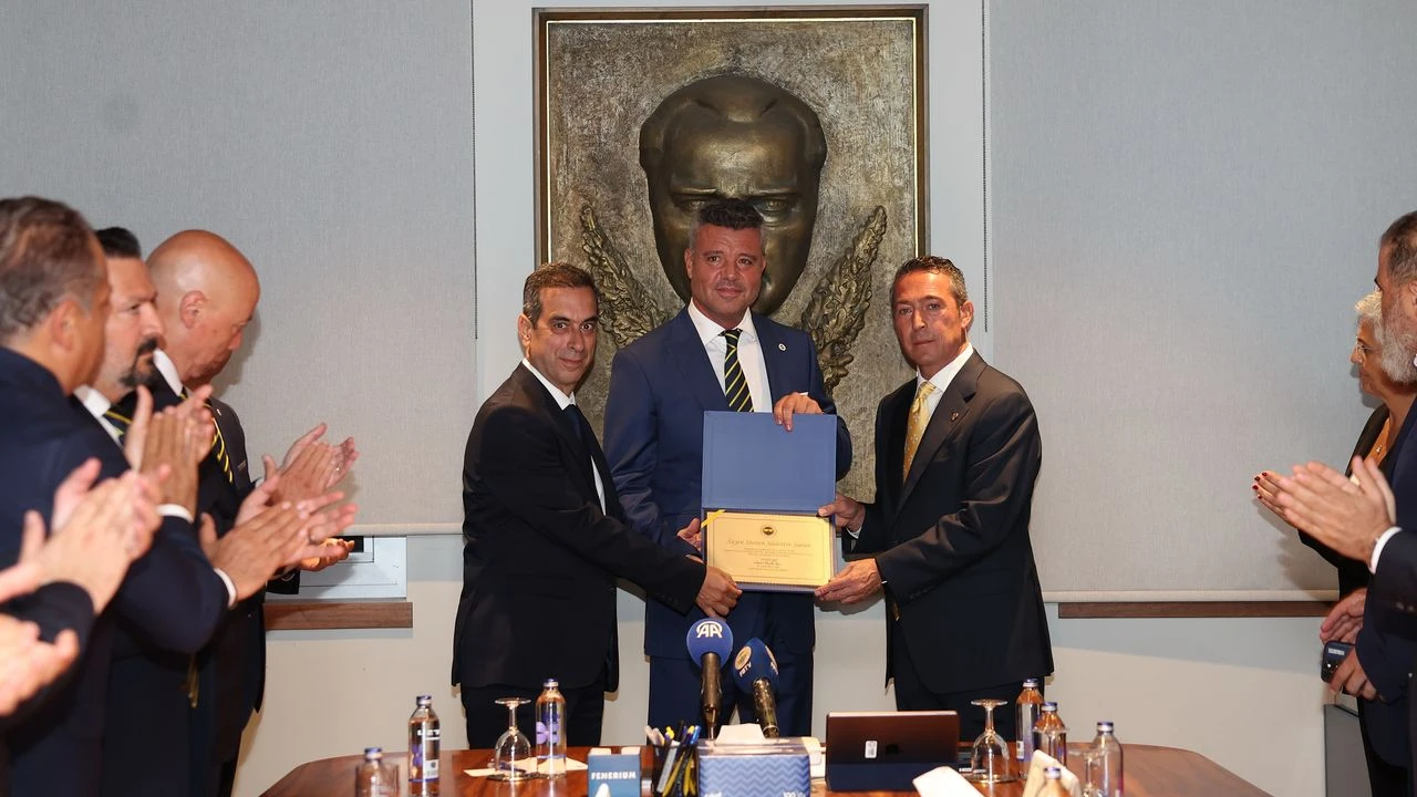 [Resi̇m Yeni Başkan Sadettin Saran'ın Mazbatasını Alırken Veya Bir Basın Toplantısında Çekilmiş Kararlı Bir Portresi]