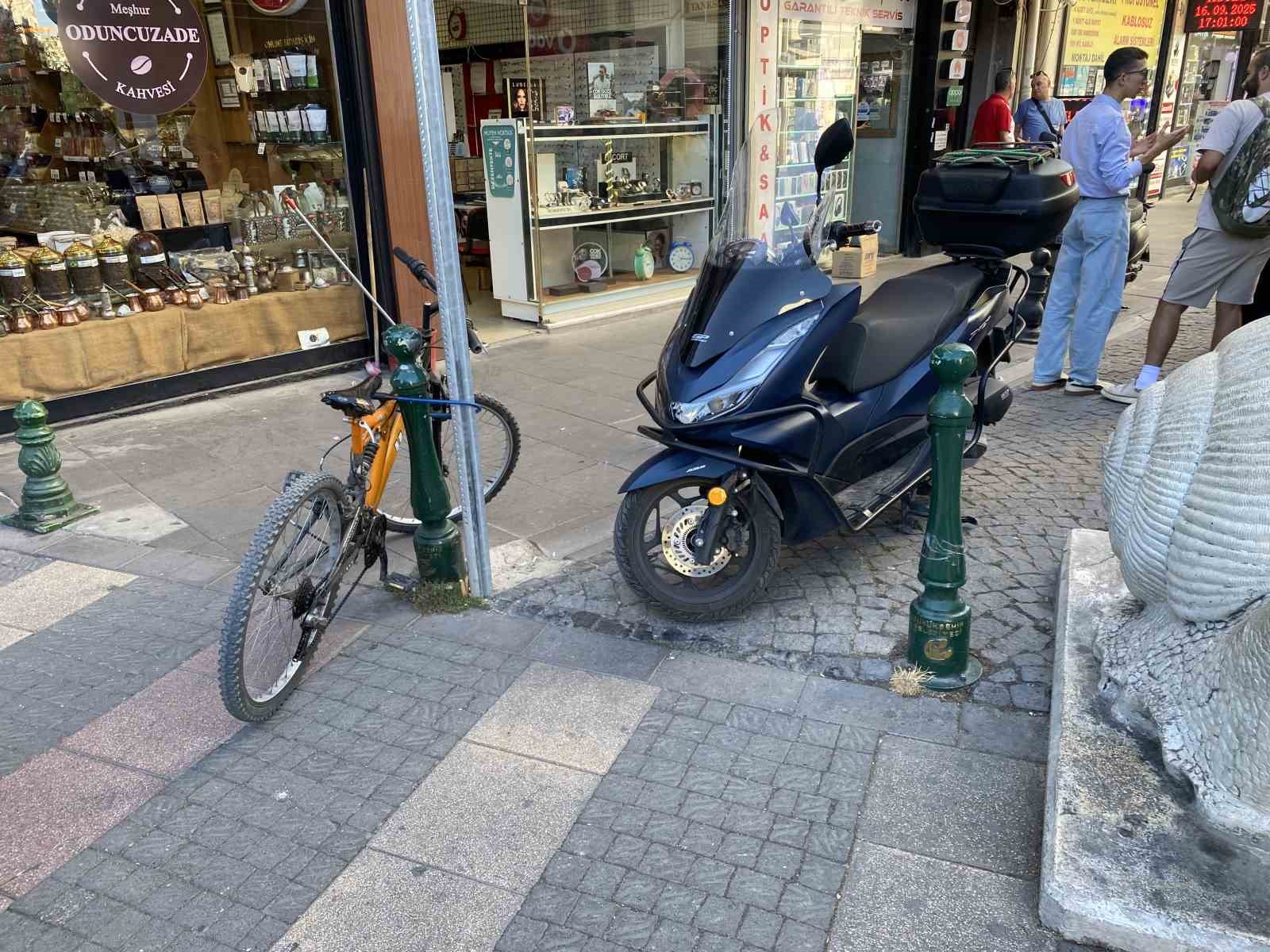 20251011Aw556607 3