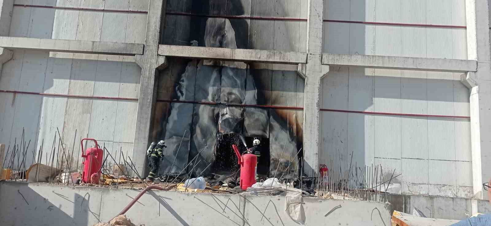 Batman’da sanayi bölgesinde yangın: Dondurma fabrikasında korku dolu anlar-1