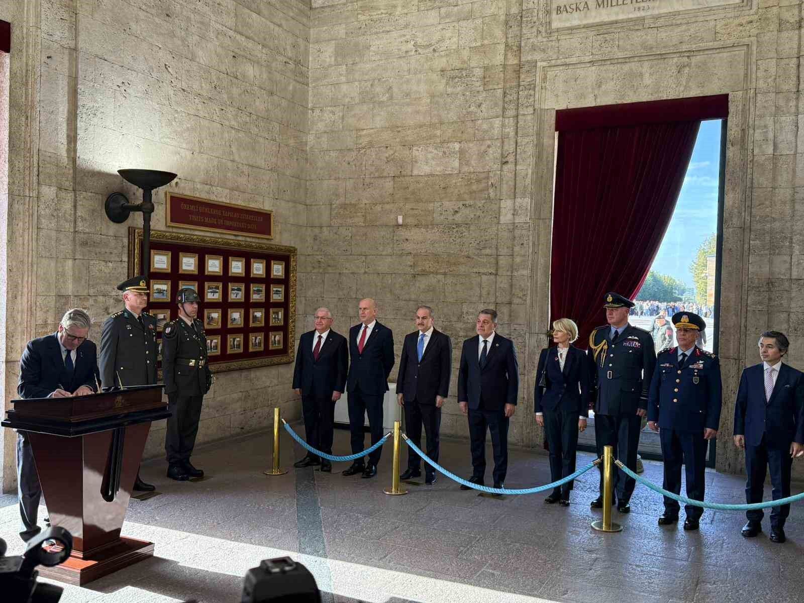 İngiltere Başbakanı Ankara’da: İlk durağı Anıtkabir oldu-1