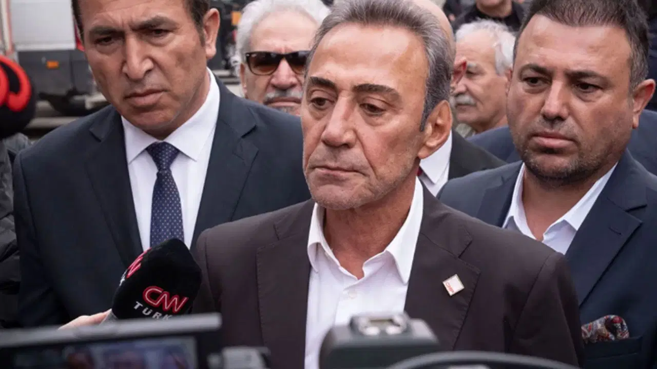 [RESİM: Berhan Şimşek'in karizmatik ve güncel bir portre fotoğrafı.]