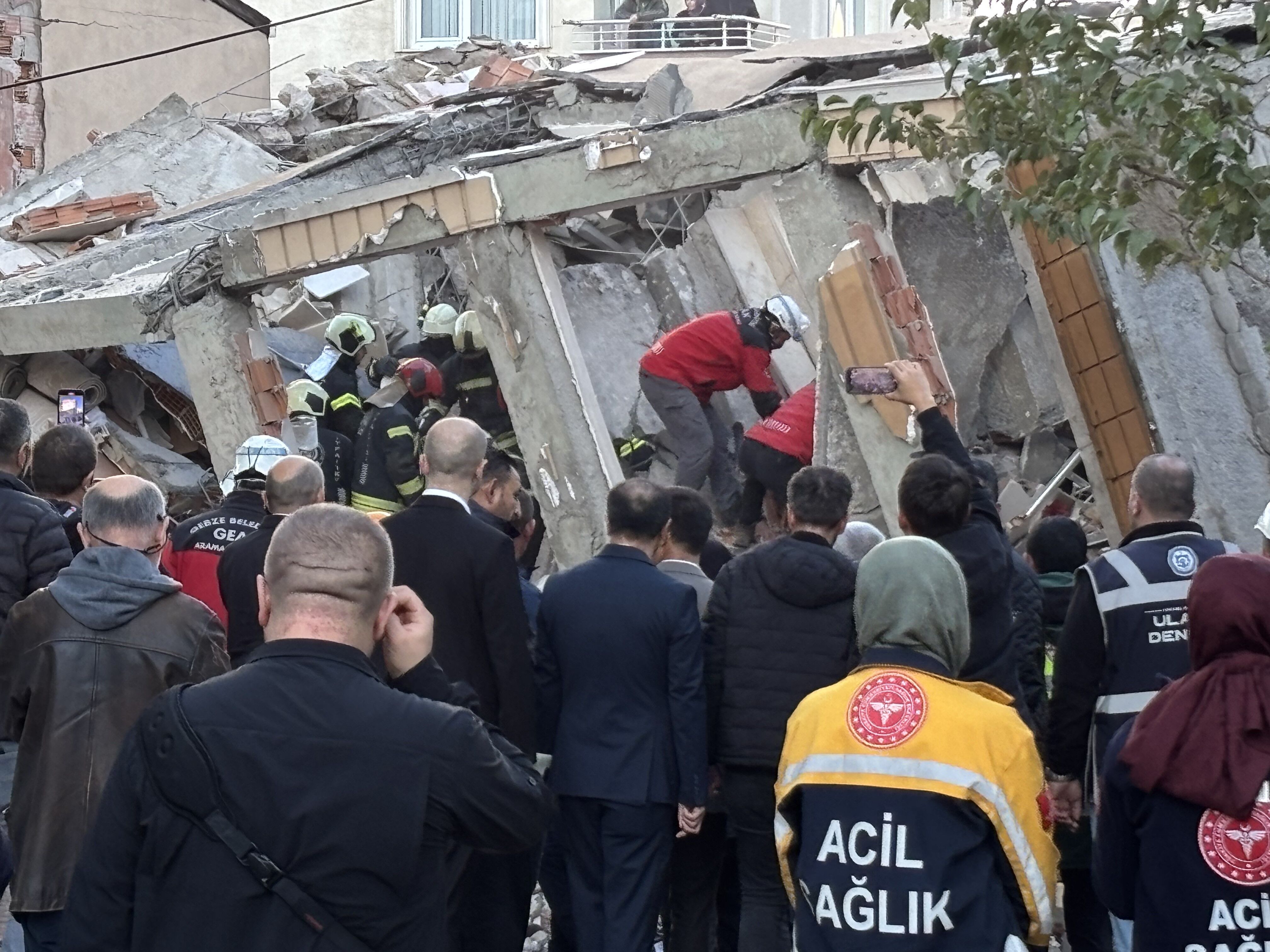 Kocaeli Gebze’de çöken binada göçük altındaki aileler tespit edildi-3