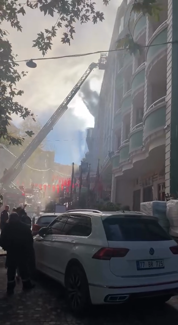 Yalova’da otel yangını paniğe neden oldu: Çatı katı alevlere teslim oldu