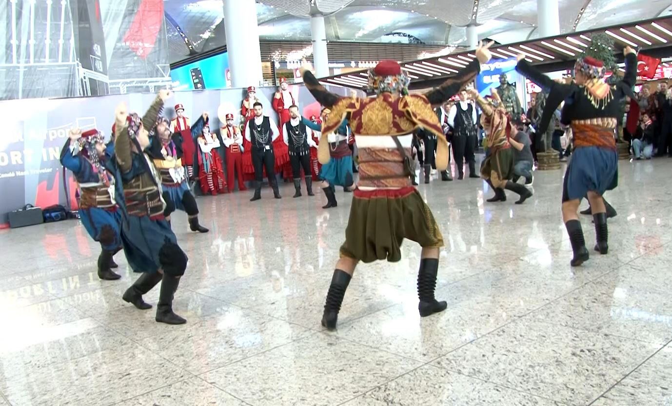 Cumhuriyet coşkusu İstanbul Havalimanı’nda: Yolculara sürpriz kutlama