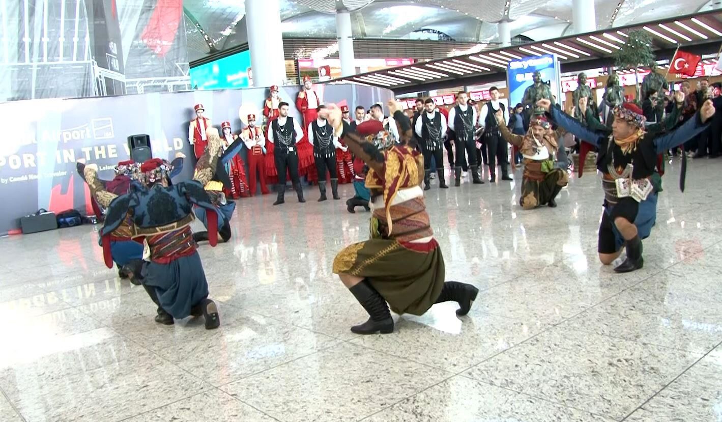Cumhuriyet coşkusu İstanbul Havalimanı’nda: Yolculara sürpriz kutlama-1