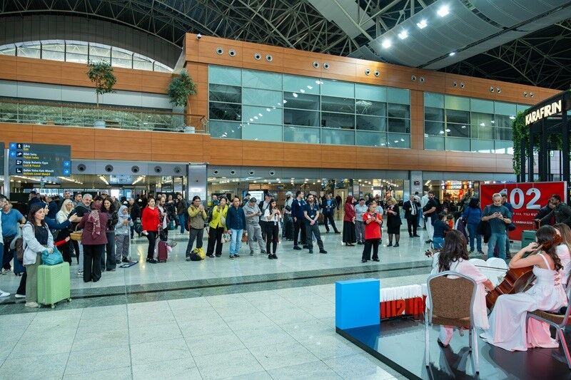 Sabiha Gökçen’de bayram coşkusu: Yolcular müzik ve görsellerle 29 Ekim’i kutladı