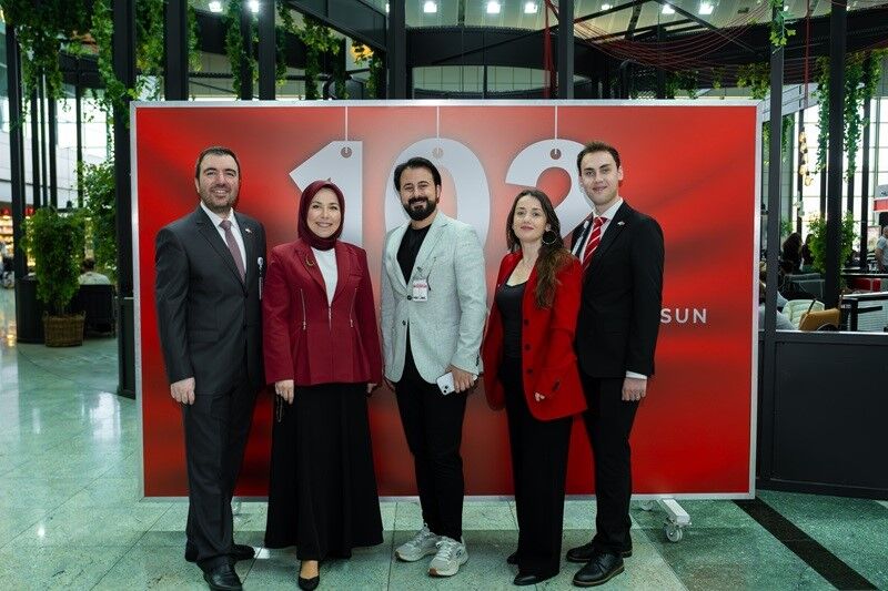 Sabiha Gökçen’de bayram coşkusu: Yolcular müzik ve görsellerle 29 Ekim’i kutladı-1