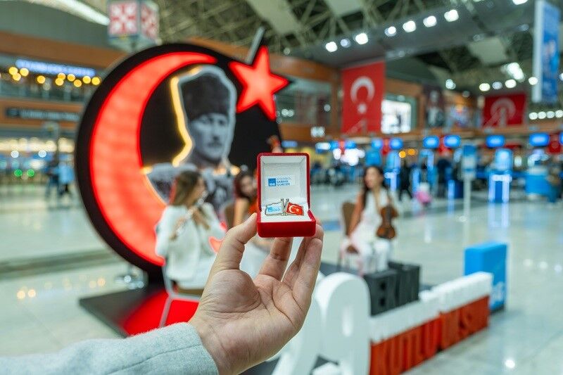 Sabiha Gökçen’de bayram coşkusu: Yolcular müzik ve görsellerle 29 Ekim’i kutladı-2