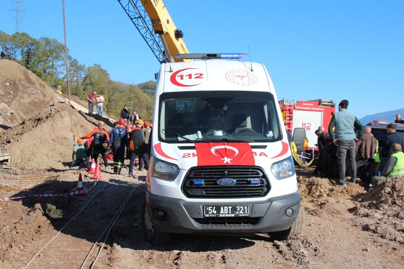 Sakarya’da yol çalışmasında can pazarı: İşçi 30 metrelik kuyuya düştü