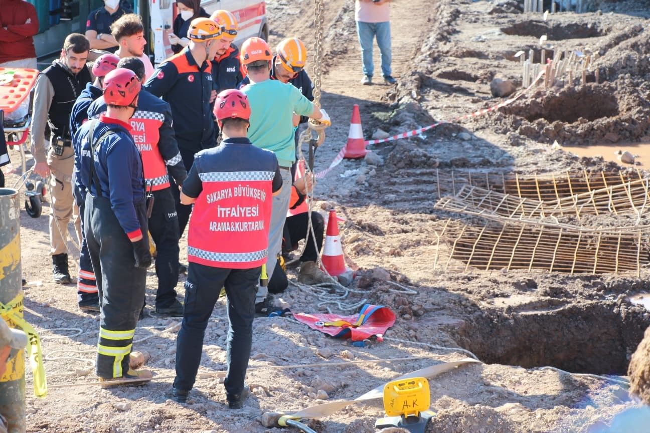 Sakarya’da yol çalışmasında can pazarı: İşçi 30 metrelik kuyuya düştü-1