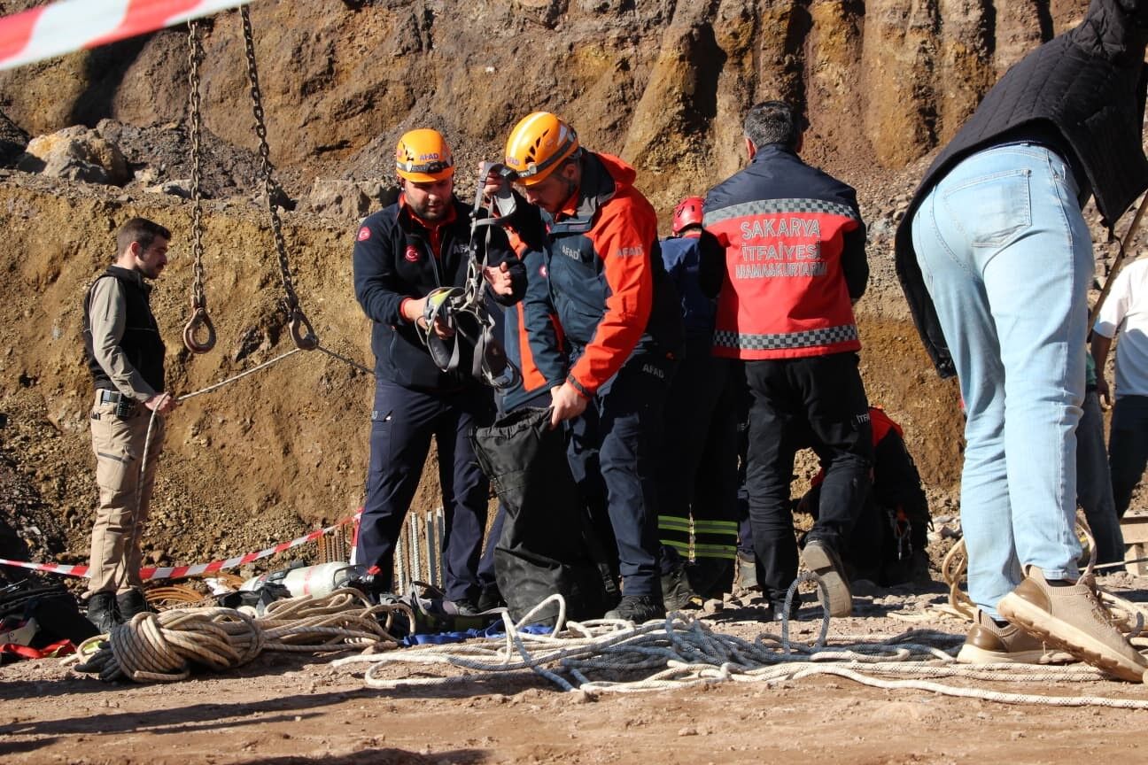 Sakarya’da yol çalışmasında can pazarı: İşçi 30 metrelik kuyuya düştü-3