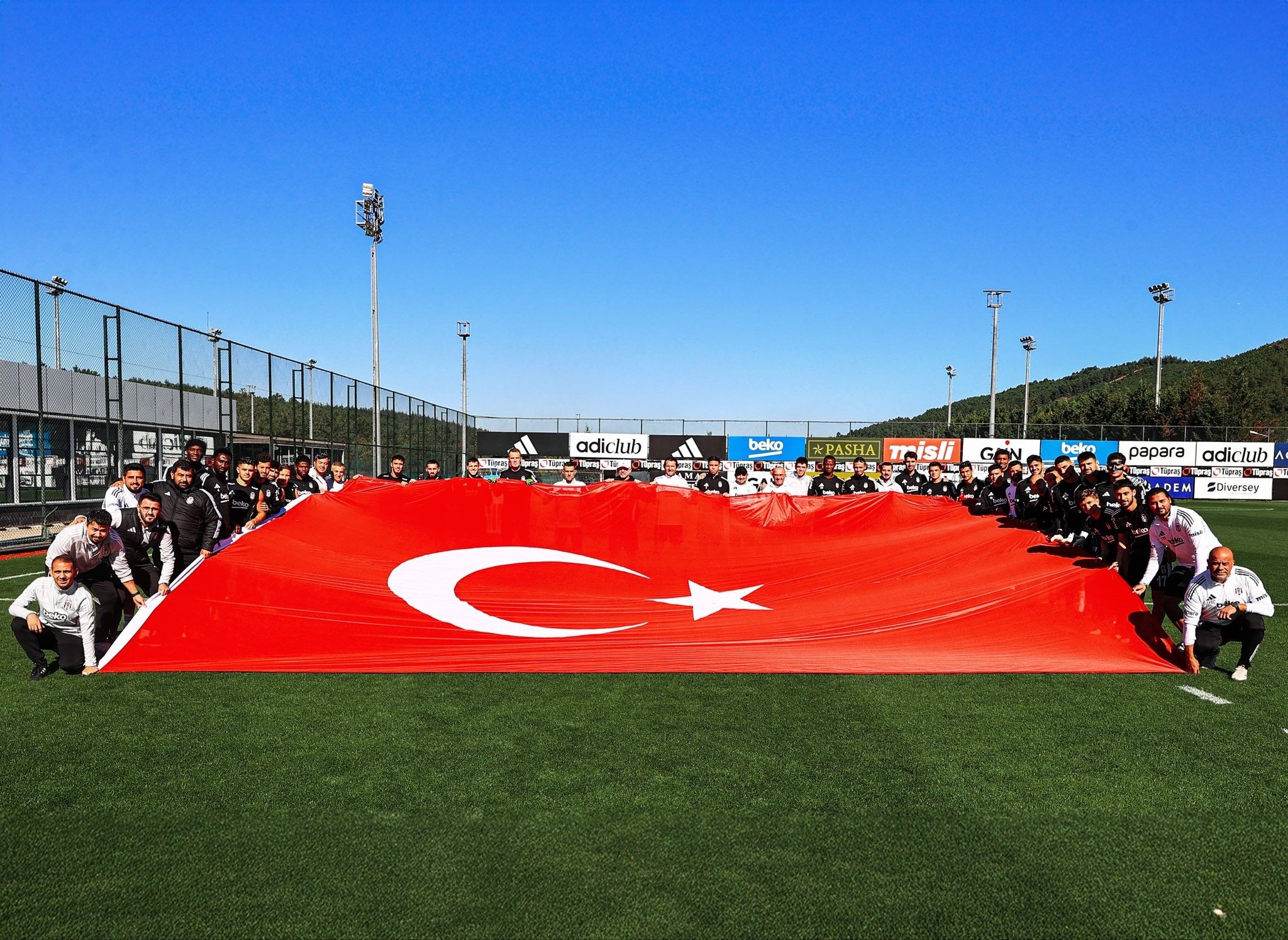 Beşiktaş derbi öncesi bayram coşkusuyla sahada: Antrenman Türk bayrağıyla başladı