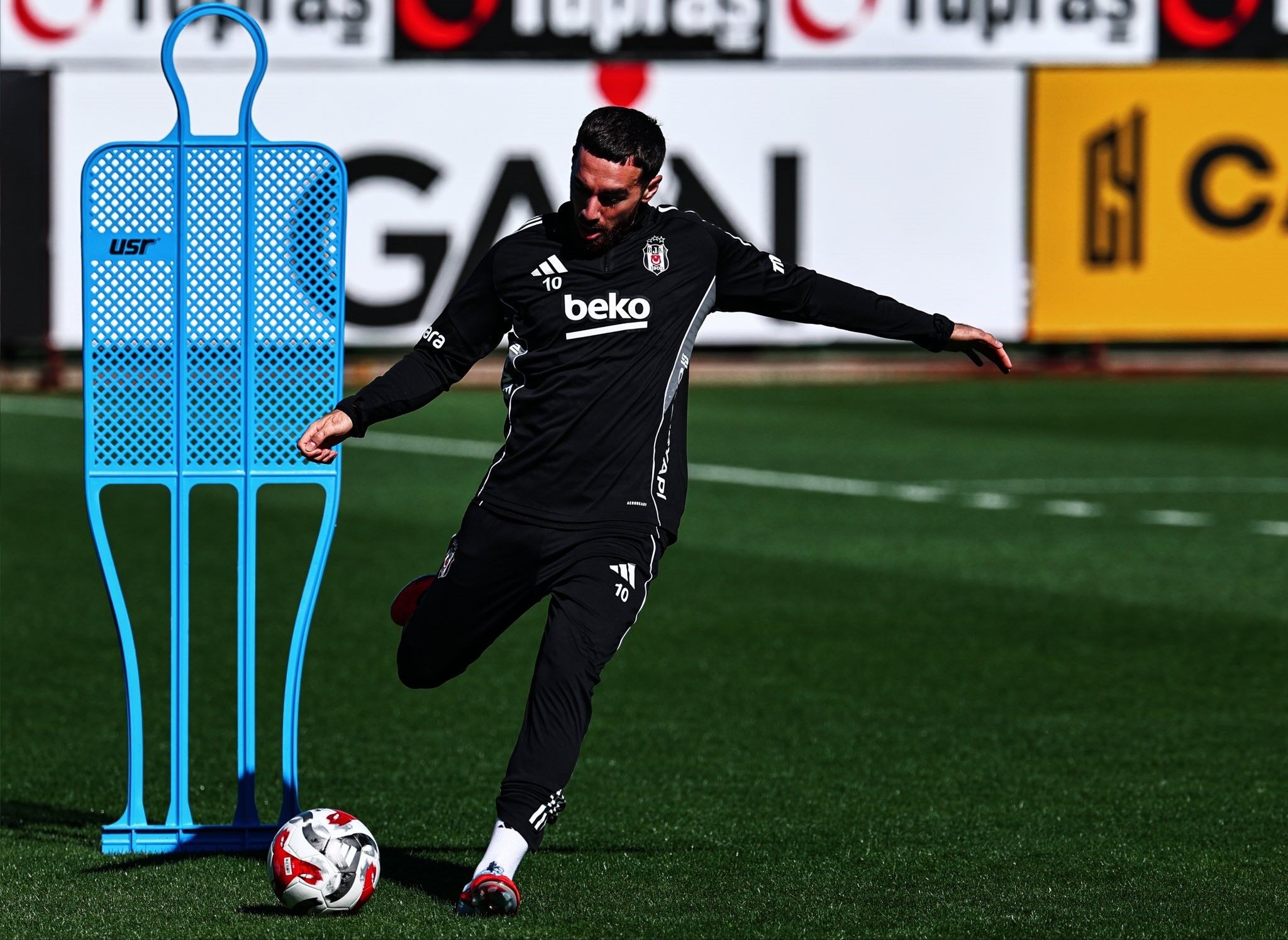 Beşiktaş derbi öncesi bayram coşkusuyla sahada: Antrenman Türk bayrağıyla başladı-1