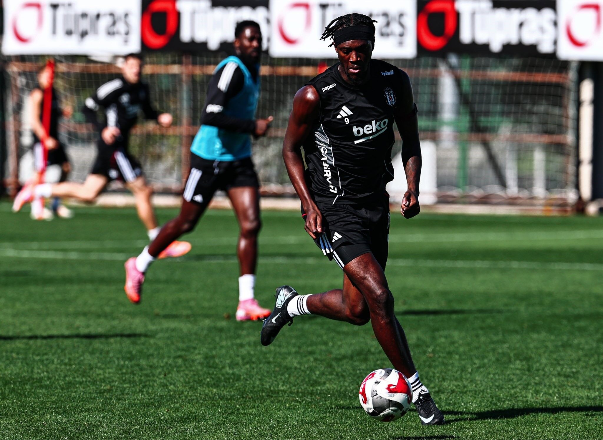 Beşiktaş derbi öncesi bayram coşkusuyla sahada: Antrenman Türk bayrağıyla başladı-2