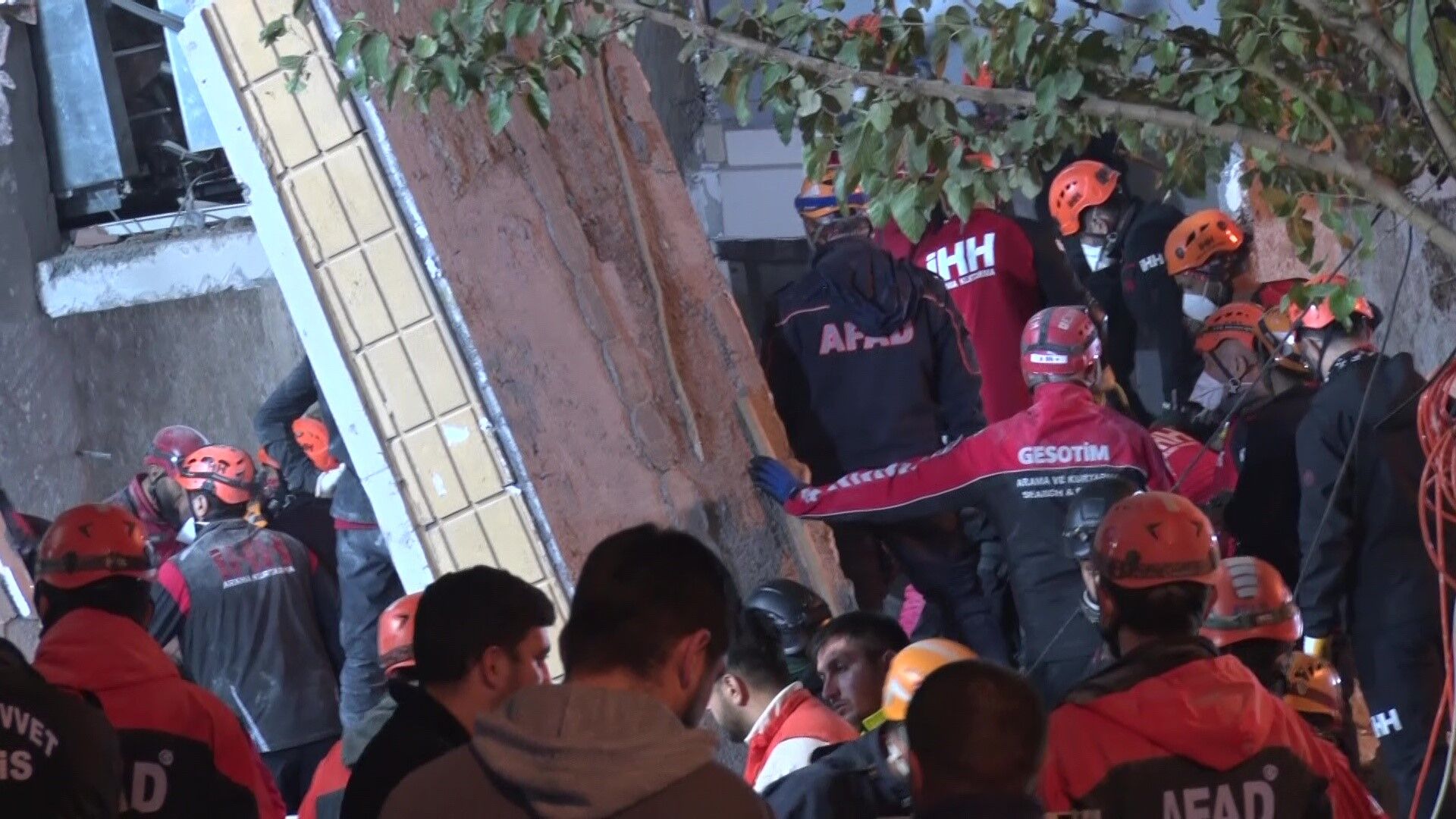 Kocaeli Valiliği acı tabloyu paylaştı: Gebze’de çöken binada 4 kişi hayatını kaybetti