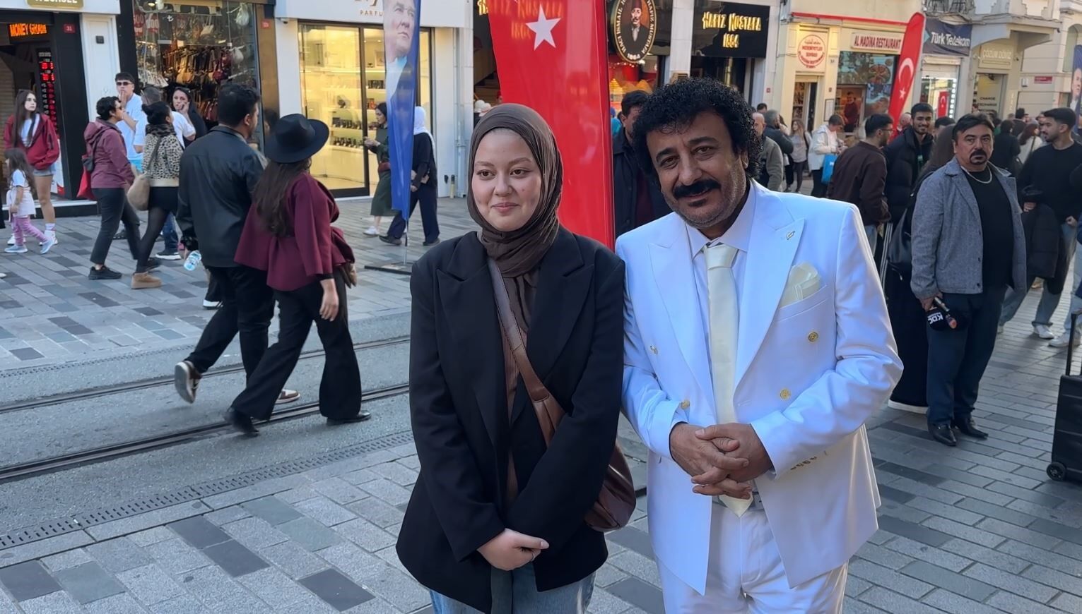 Müslüm Gürses’e benzerliğiyle dikkat çekti: Cevher Canses’e vatandaşlardan yoğun ilgi