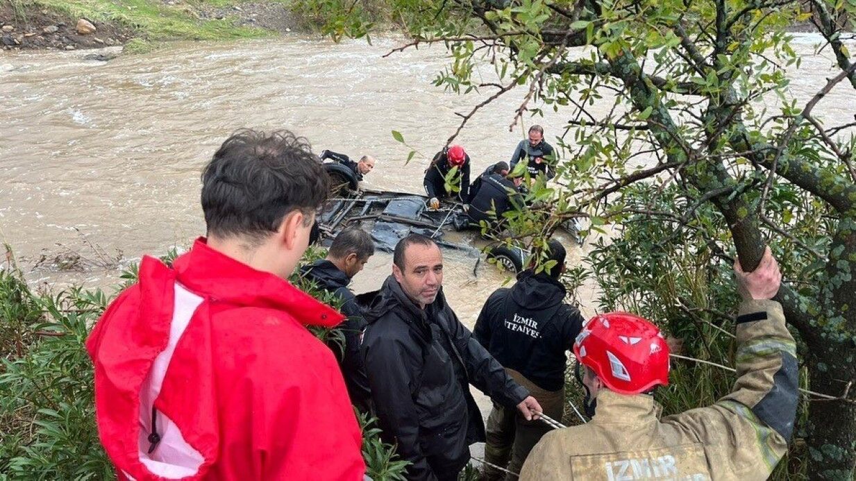 Foça’da sel felaketi: Araç sele kapıldı, 70 yaşındaki vatandaş kayıp