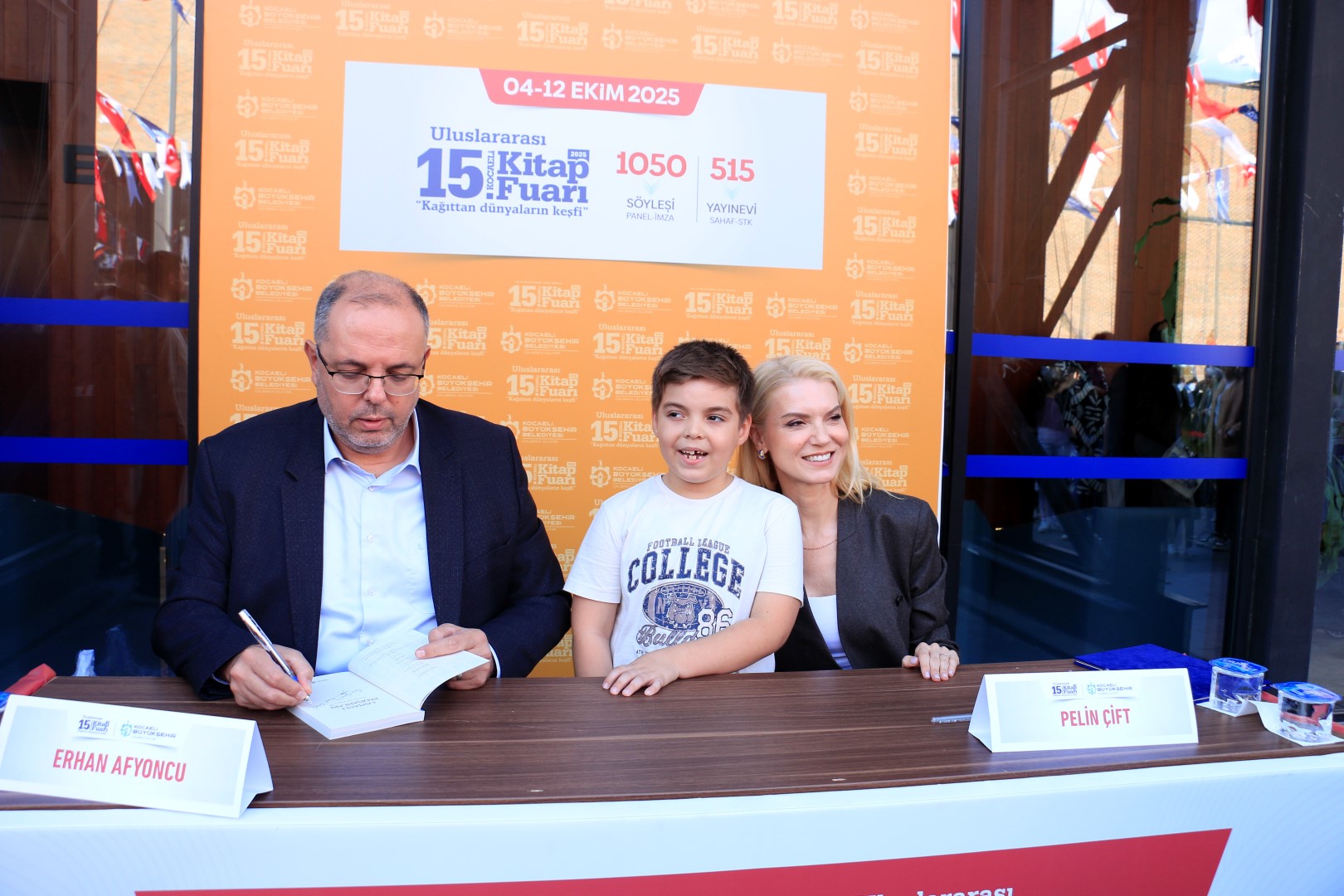 Bu Kuyrukta Imza Mutluluğu Var (5)