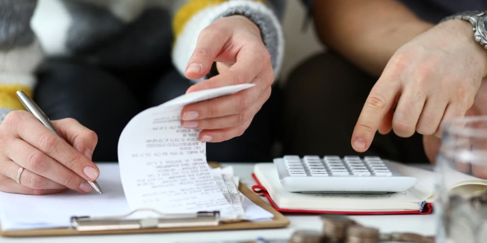 Yeni Vergi Düzenlemesi İddiası: Konut Kiralarına %20 Stopaj
Basına yansıyan bilgilere göre, hükümetin hazırladığı yeni yasa teklifiyle evini kiraya veren mülk sahiplerine yüzde 20 stopaj kesintisi uygulanması planlanıyor.
Hâlihazırda yalnızca işyeri kiralarında geçerli olan stopaj sisteminin, konut kiralarını da kapsayacağı öne sürüldü.
Yeni düzenleme iddialarına göre:
Ev sahipleri, yıllık kira gelirlerinin 47 bin lirayı aşan kısmı üzerinden %20 oranında vergi ödeyecek.
Kiralar yalnızca banka veya PTT aracılığıyla tahsil edilebilecek.
Elden kira alma dönemi sona erecek, böylece tüm kira gelirleri kayıt altına alınacak.