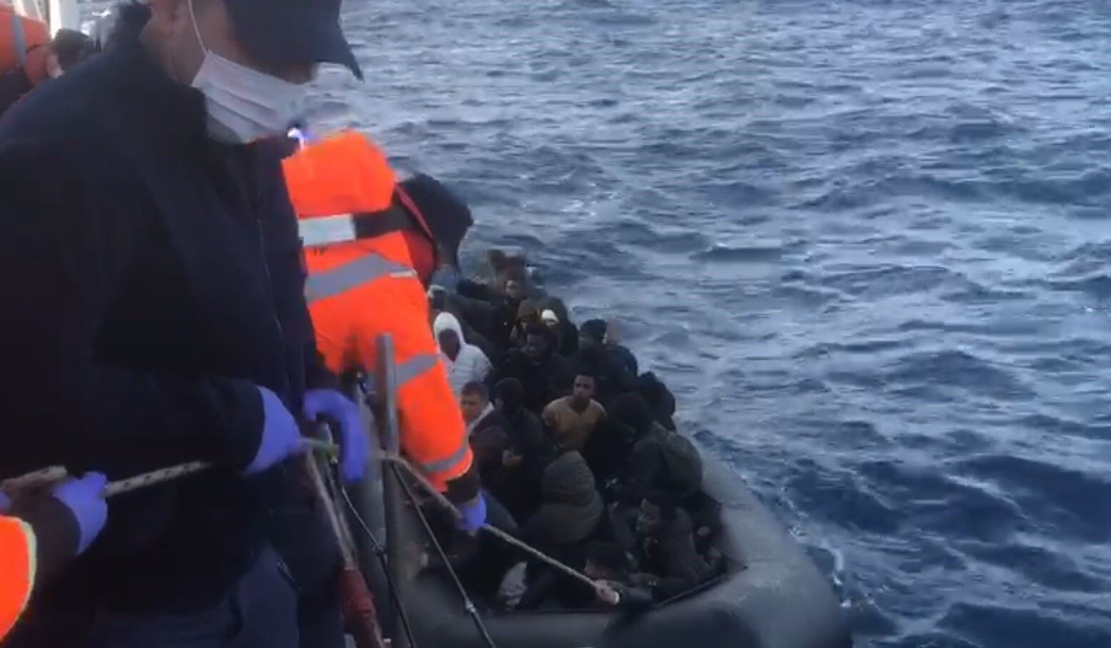 İzmir Açıklarında 2 Lastik Bot Durduruldu, 86 Göçmen Yakalandı 2
