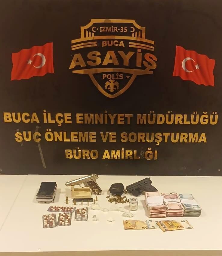 İzmir’de Binlerce Uyuşturucu Nitelikli Hap Ele Geçirildi2
