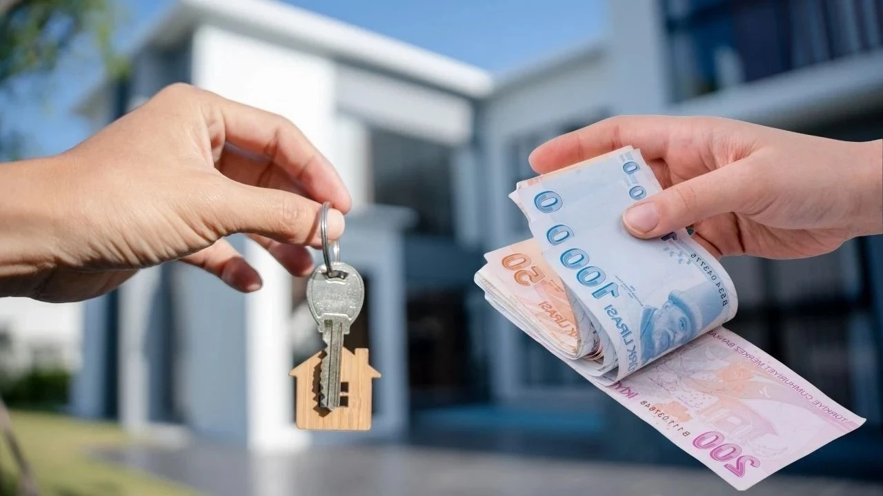 Meclis Gündemi ve 11. Yargı Paketi
Türkiye Büyük Millet Meclisi’nin önümüzdeki haftalarda 11. Yargı Paketi’ni görüşmesi bekleniyor.
Kira stopajı düzenlemesinin bu paket kapsamında gündeme gelip gelmeyeceği ise şu an için netlik kazanmadı.
Hükümetin kira piyasasında kayıt dışılıkla mücadele ve vergi tabanını genişletme hedefi doğrultusunda çeşitli alternatif modeller üzerinde çalıştığı biliniyor.
Stopaj Nedir, Nasıl Uygulanır?
Stopaj, bir gelirden belirli bir oranda verginin kaynağında kesilmesi anlamına gelir.
Şu anda işyeri kiralarında kiracı, brüt kira bedeli üzerinden %20 stopaj kesintisi yaparak devlete ödemektedir.
Ancak konut kiralarında böyle bir uygulama bulunmamaktadır.
Eğer sistem genişletilirse, kiracıların da konut ödemelerinde stopaj kesintisi yapması gerekebilir.
Bu da kira sözleşmelerinde yeni düzenlemeler anlamına gelir.
Ev Sahipleri Ne Yapmalı?
Uzmanlar, ev sahiplerine şu uyarılarda bulunuyor:
Kira ödemelerini resmî kanallar üzerinden (banka/PTT) tahsil edin.
Elden kira alma alışkanlığından kaçının.
Gelişmeleri Resmî Gazete ve Hazine ve Maliye Bakanlığı duyurularından takip edin.