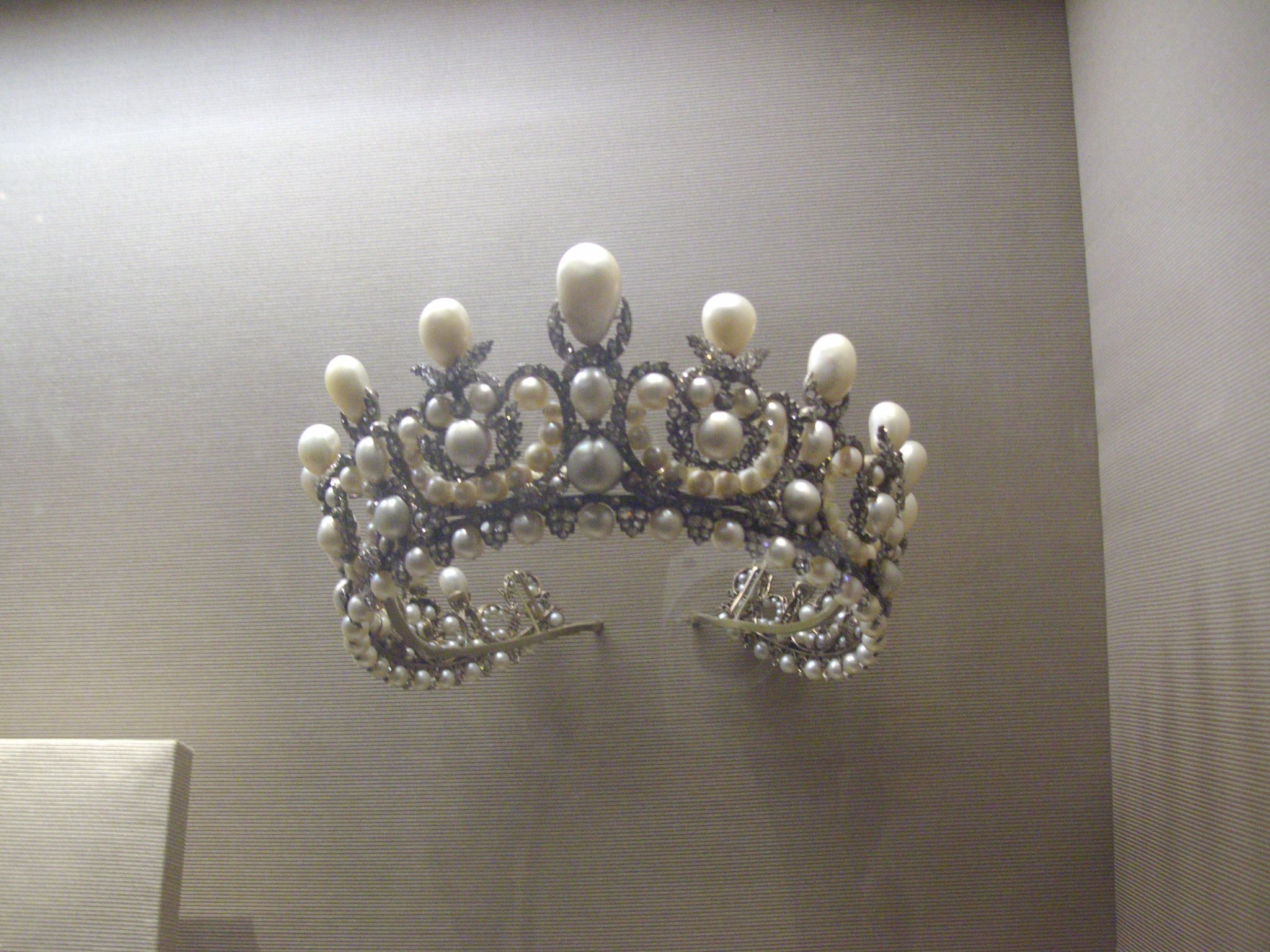 Louvre Muzesi Calinan Tac