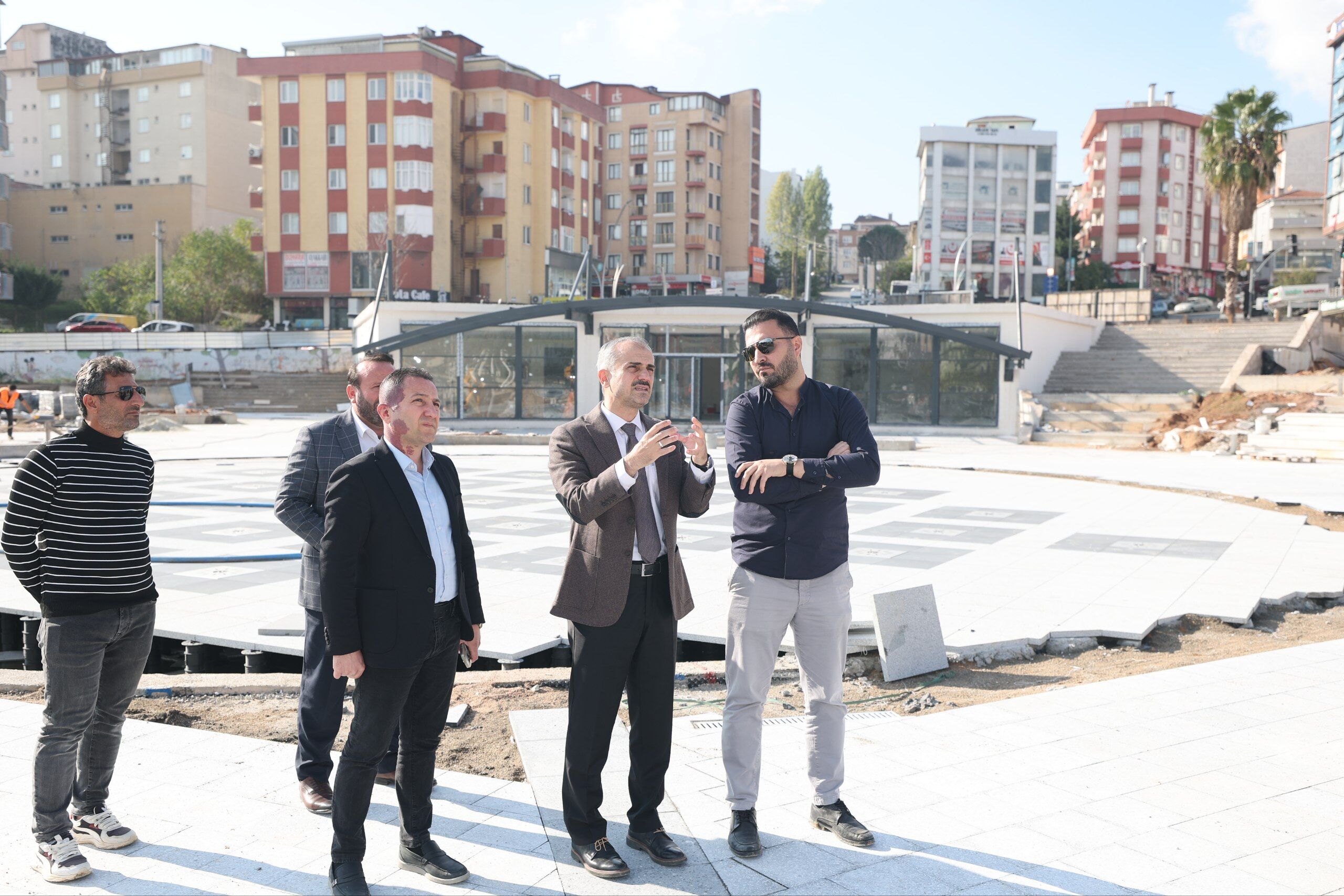 Başkan Bünyamin Çiftçi, Çayırova Kent Meydanı’ndaki çalışmaları yerinde inceledi-2