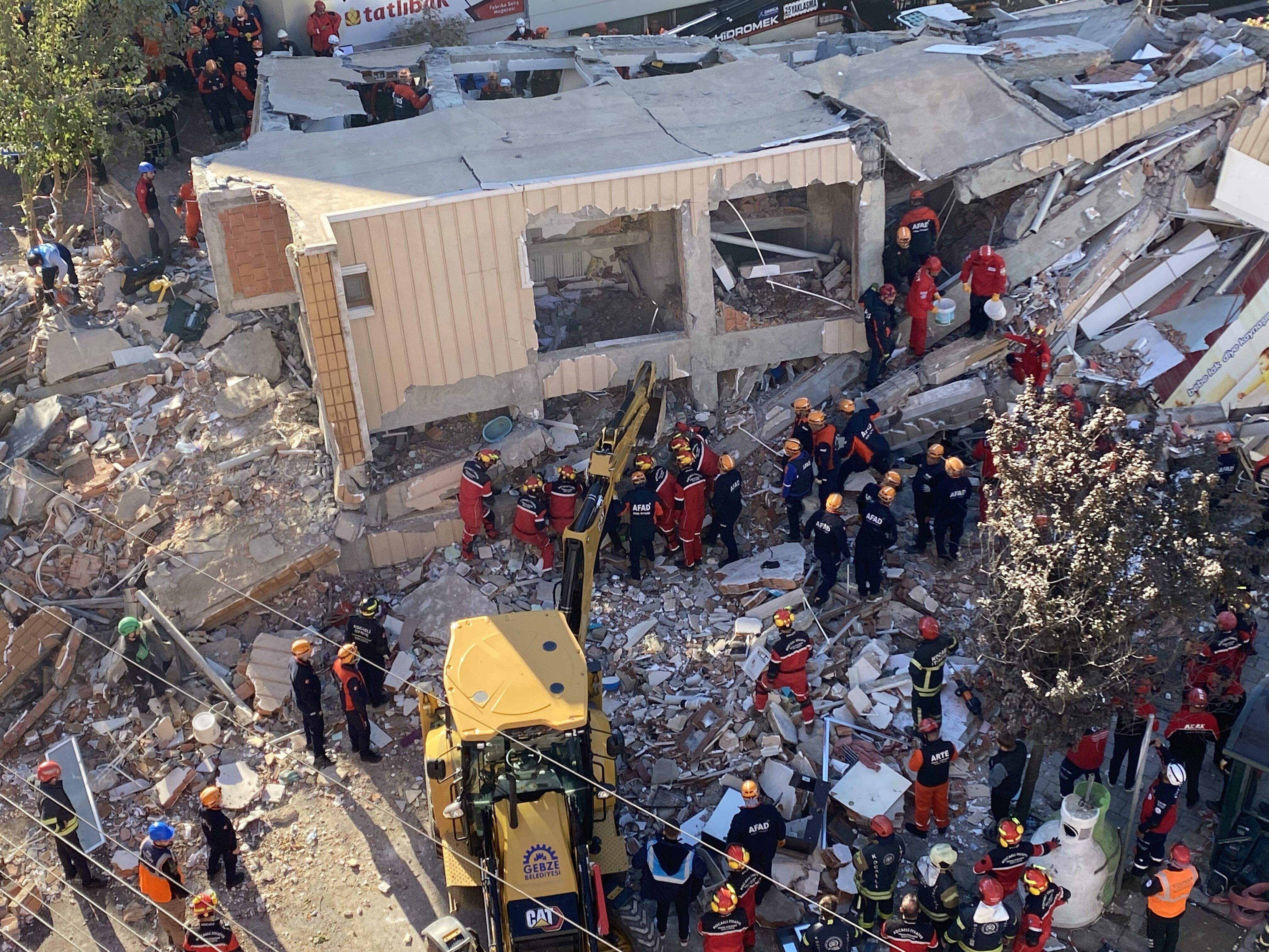 Gebze’de Enkazdan Sağ Kurtulan Dilara Bilir Taburcu Oldu: İlk Durağı Ailesinin Mezarı Oldu