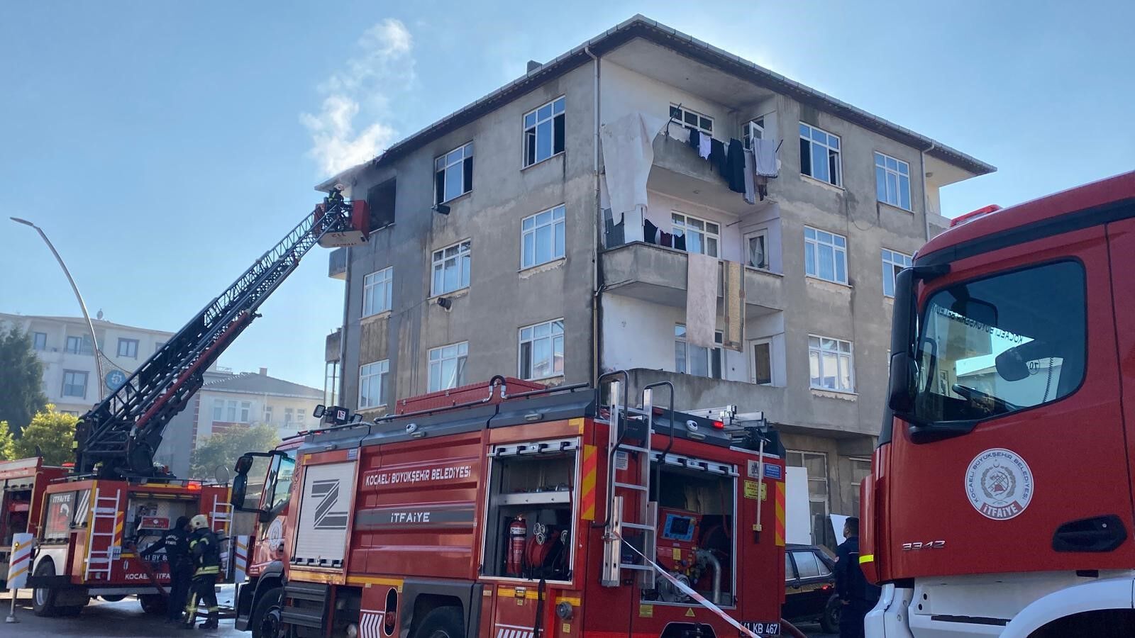 Kartepe’de 4. kattaki dairede korkutan yangın: İtfaiye kısa sürede müdahale etti-1