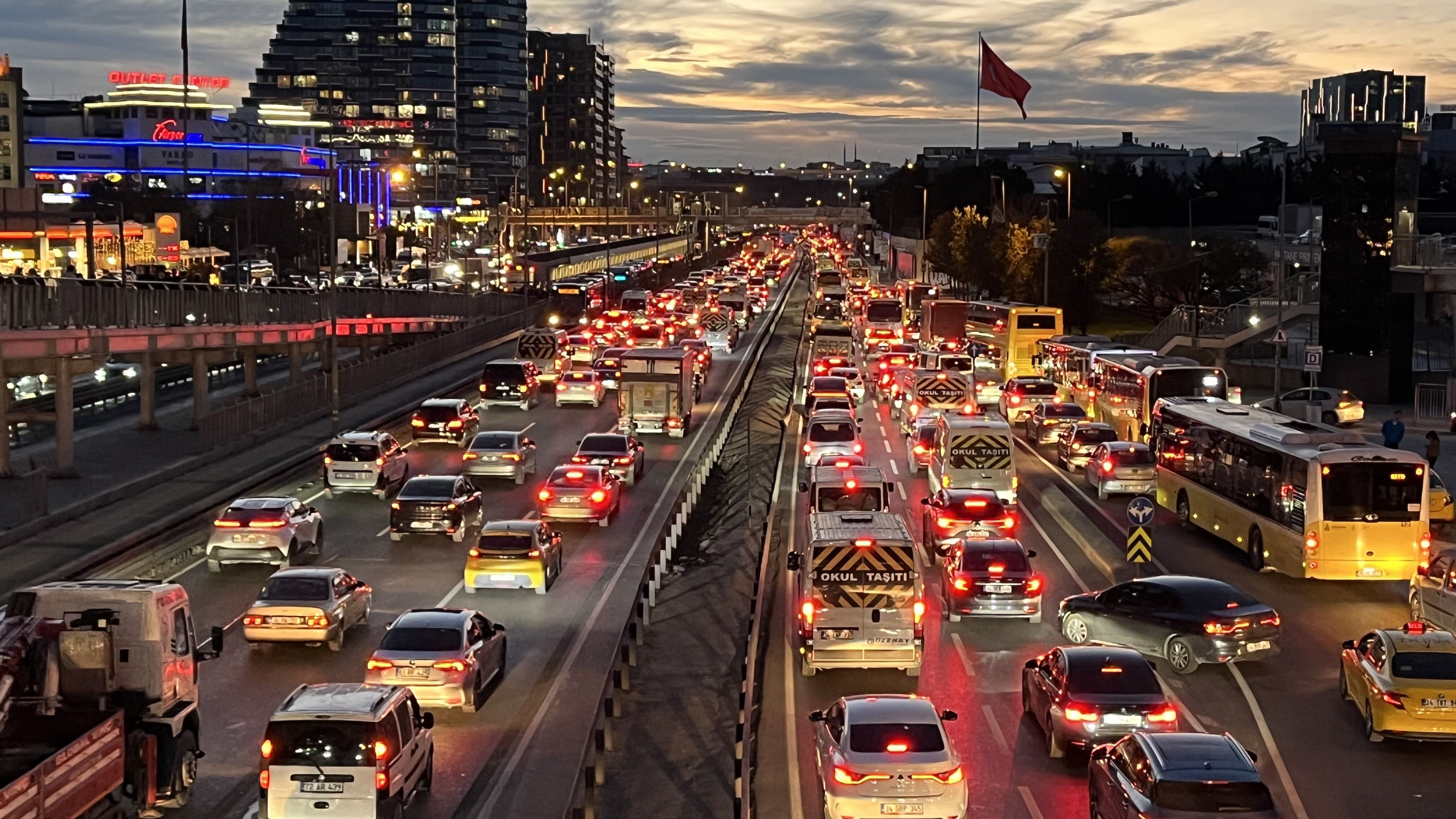 İstanbul’da Trafik Yoğunluğu Akşam Saatlerinde Yüzde 89’a Ulaştı