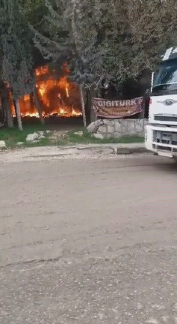 Alevlere Teslim Olan Prefabrik Yapı Kullanılmaz Hale Geldi 2