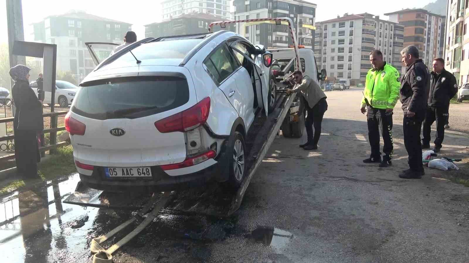 Amasya’da Otomobil Köprüden Tersakan Çayına Uçtu 2 Kız Çocuğunu Vatandaşlar Kurtardı 2