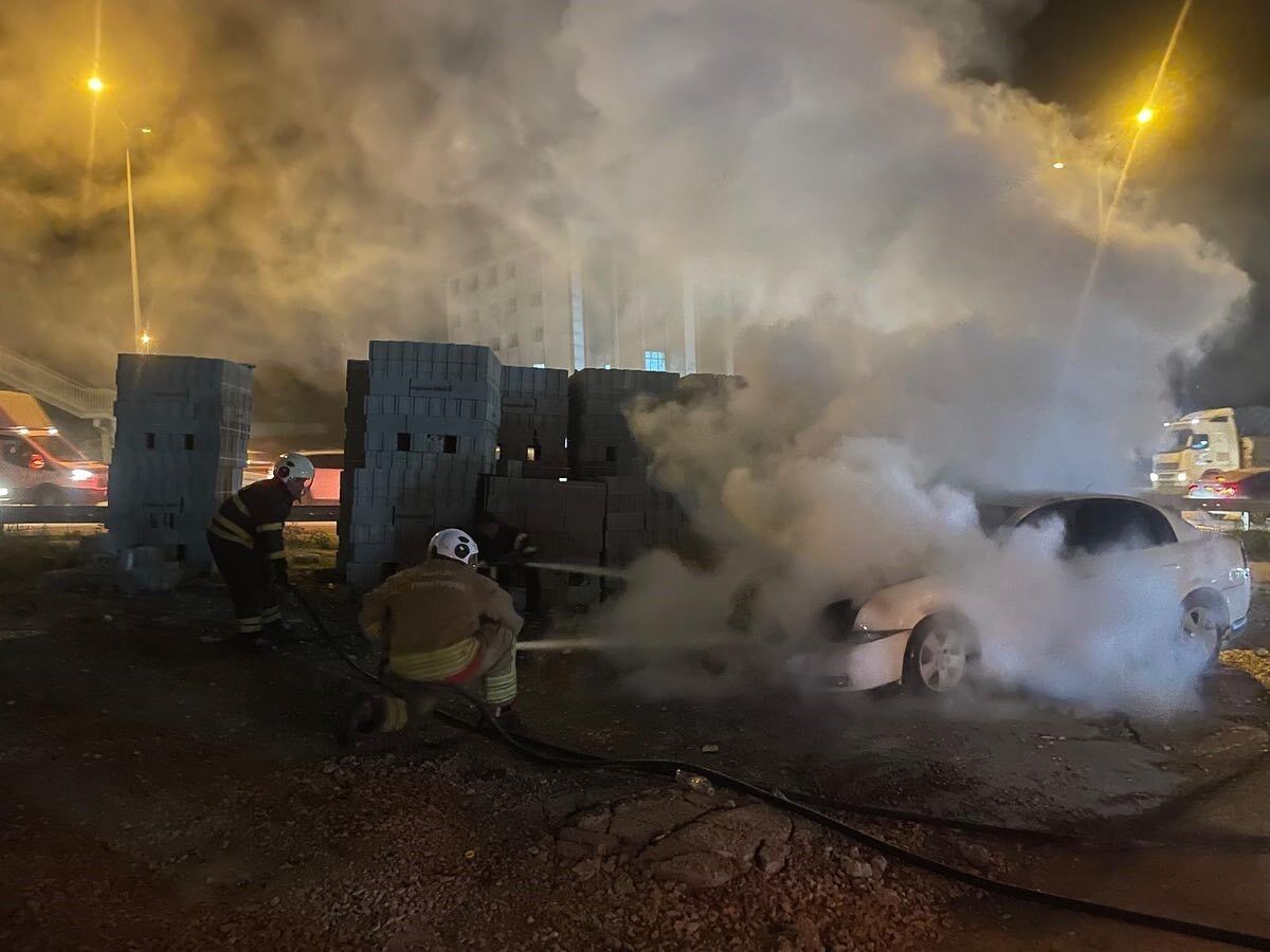 Antakya’da Otomobilin Motor Kısmı Yandı 2