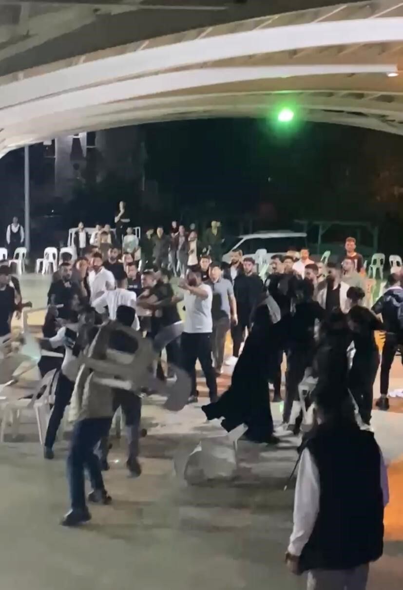 Antalya’da Düğünde Çıkan Kavgada Sandalyeler Havada Uçuştu, Ortalık Savaş Alanına Döndü 2