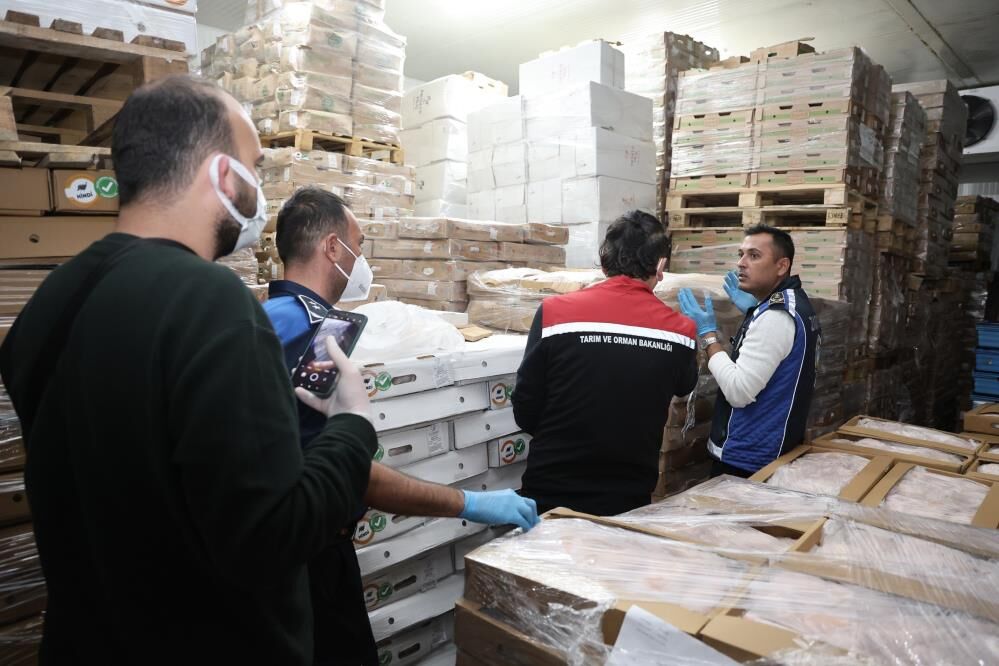 Antalya’da Tarihi Geçmiş 25 Ton Tavuk Ele Geçirildi, 2 Işletme Mühürlendi 3