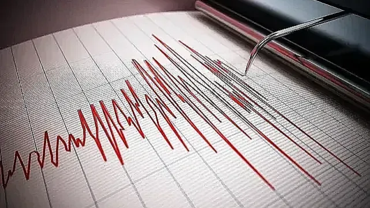 Son dakika verilerine göre, Balıkesir’in Sındırgı ilçesinde 4.9 büyüklüğünde bir deprem meydana geldi. AFAD Deprem Dairesi Başkanlığı, depremin saat 21.20:51 sıralarında kaydedildiğini açıkladı. AFAD VERİLERİ PAYLAŞTI AFAD’ın resmi sosyal medya hesabınd